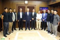 مونسان از قهرمانان اسکواش تقدیر کرد