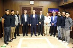 مونسان از قهرمانان اسکواش تقدیر کرد