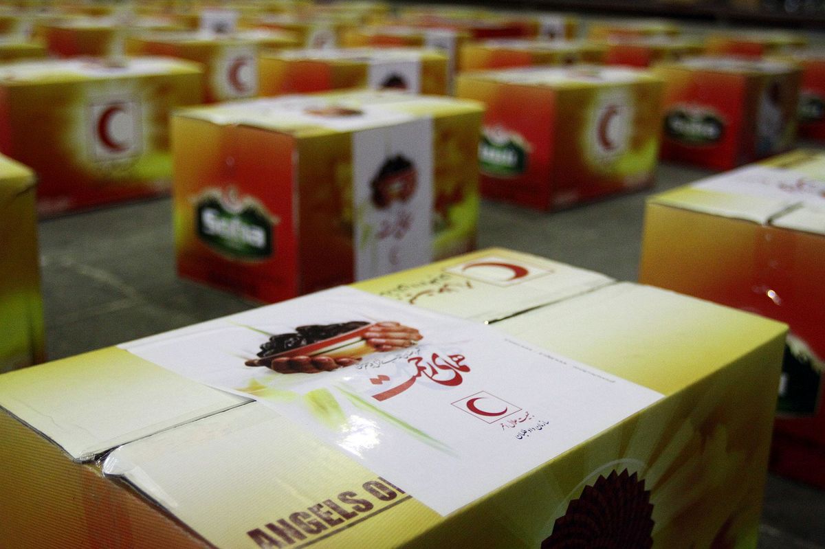 فروش بسته‌های چای به نفع نیازمندان در طرح یکصد هزار لبخند