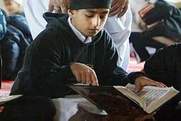 جریمه ۵۰۰۰ دلاری برای دست ندادن با معلم زن!