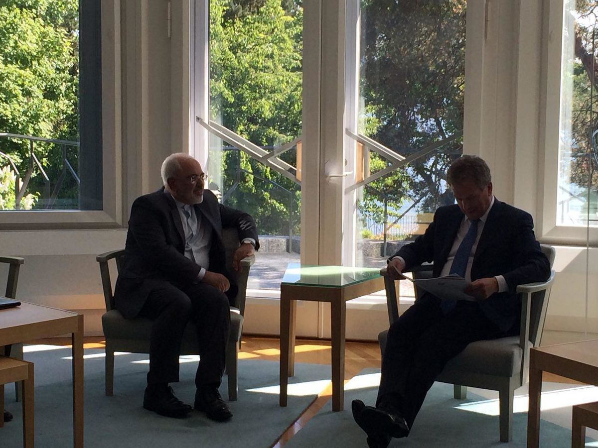 ظریف دعوت نامه روحانی را تقدیم رئیس جمهور فنلاند کرد