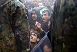 وزیرخارجه اتریش: مهاجران را در جزیره‌ها حبس کنید