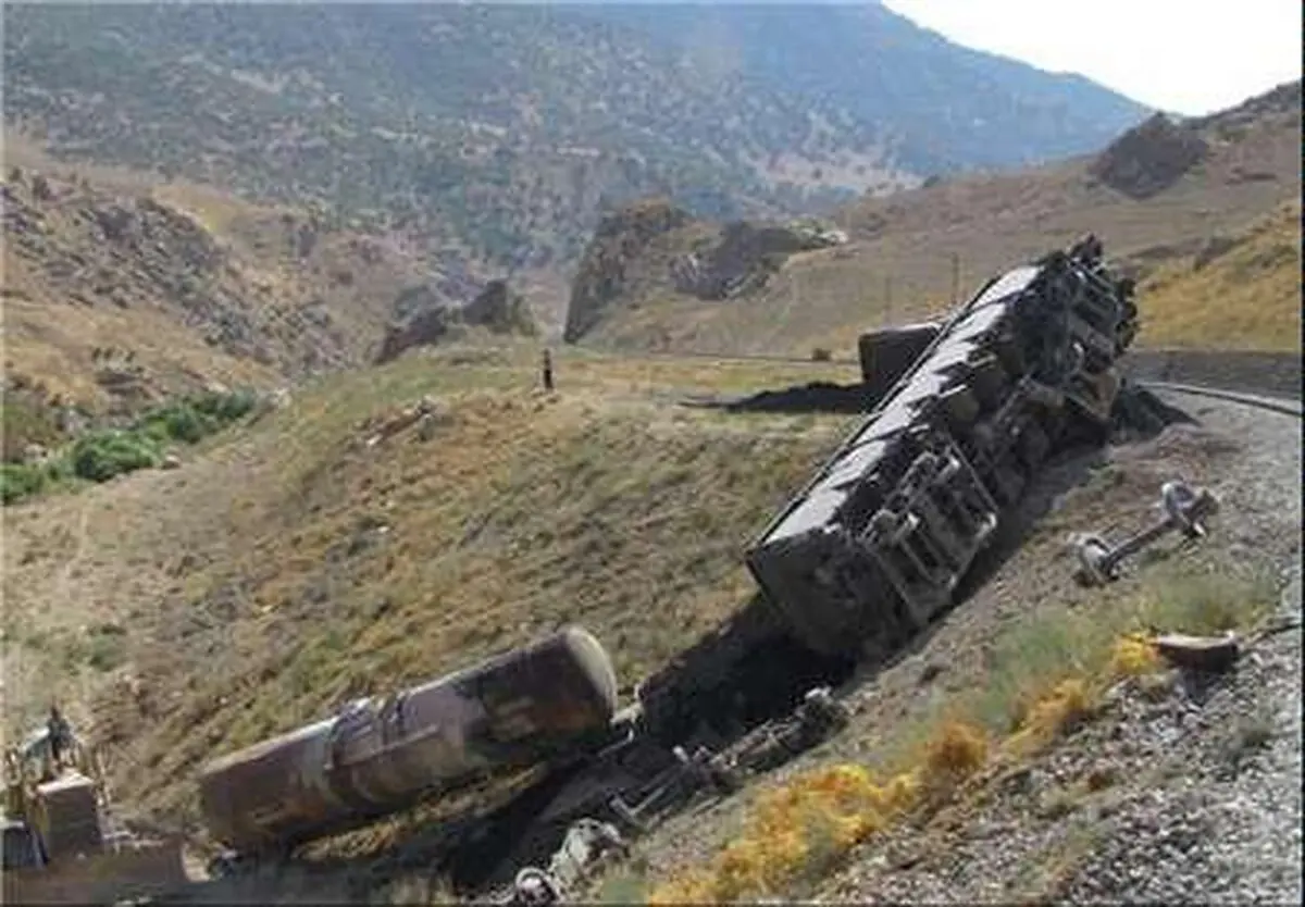 قطار باری زاهدان - بم دچار حادثه شد