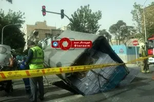 سقوط وانت بار در حفره‌ای در تقاطع خیابان رازی و نوفلوشاتو