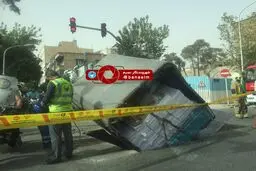 سقوط وانت بار در حفره‌ای در تقاطع خیابان رازی و نوفلوشاتو