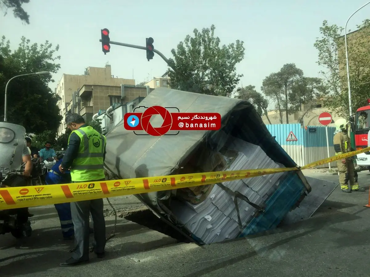 سقوط وانت بار در حفره‌ای در تقاطع خیابان رازی و نوفلوشاتو