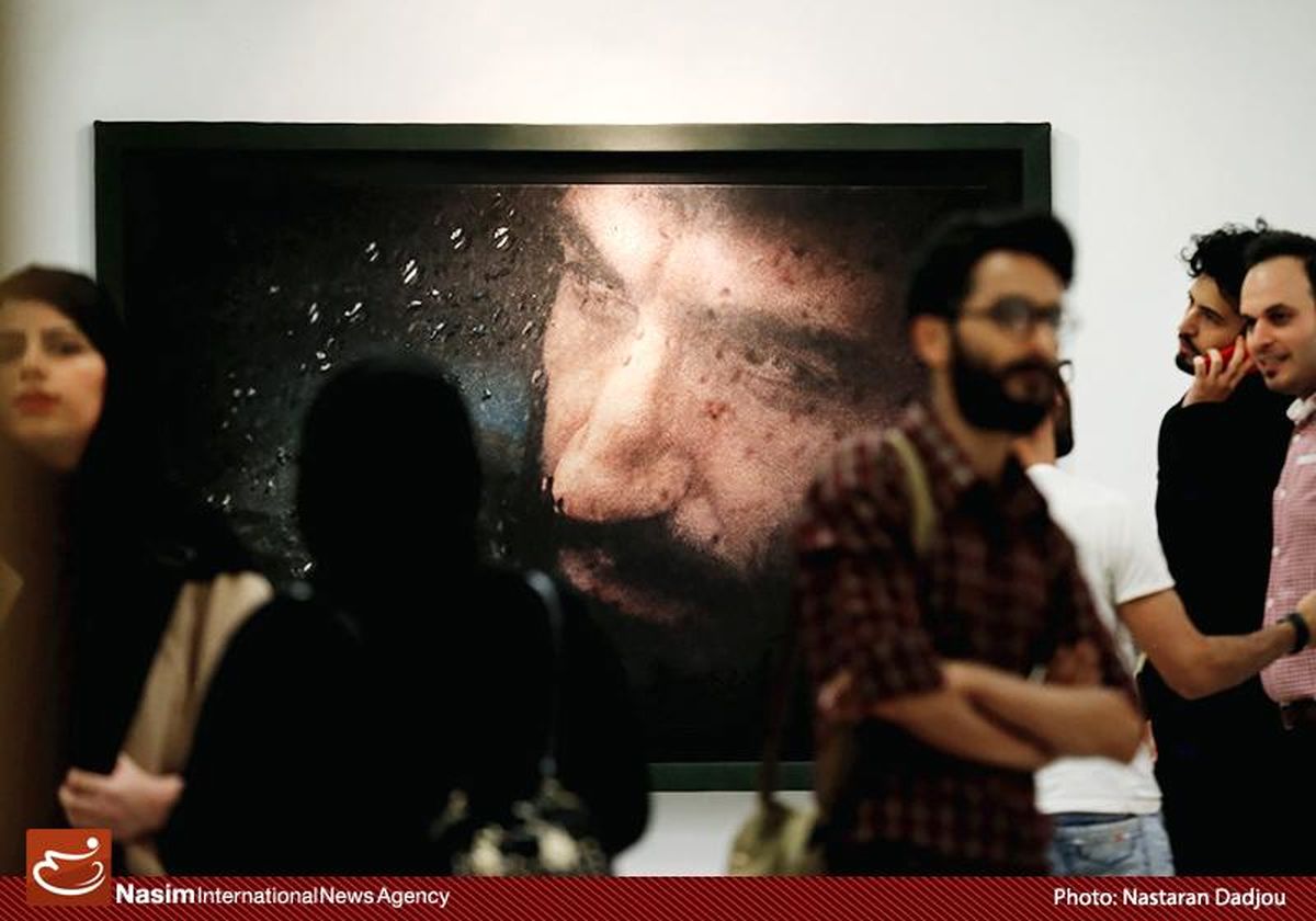 نمایشگاه عکس فیلم " ایستاده در غبار"
