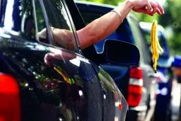 جریمه پرتاب زباله از خودرو ۳۰ هزار تومان