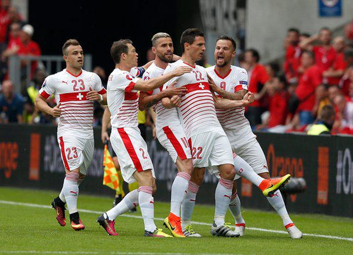 سوئیس به سختی آلبانی ۱۰ نفره را شکست داد