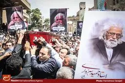 آیت‌الله علم‌الهدی بر پیکر استاد حمید سبزواری اقامه نماز می‌کند