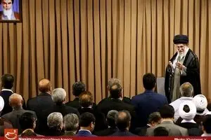 جمعی از استادان و اعضای جامعه‌ دانشگاهی کشور میهمان ضیافت افطار رهبر انقلاب