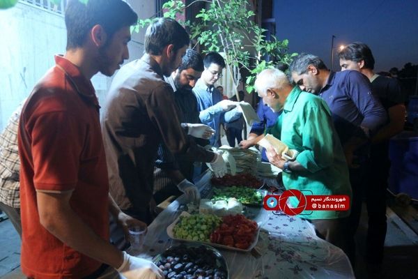 توزیع افطاری ساده دانش‌آموزان یک مدرسه در منطقه پیروزی تهران