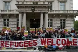 تظاهرات انگلیسی‌ها در اعتراض به مخالفت فرانسه با ورود کاروان امدادی به کمپ کاله +عکس