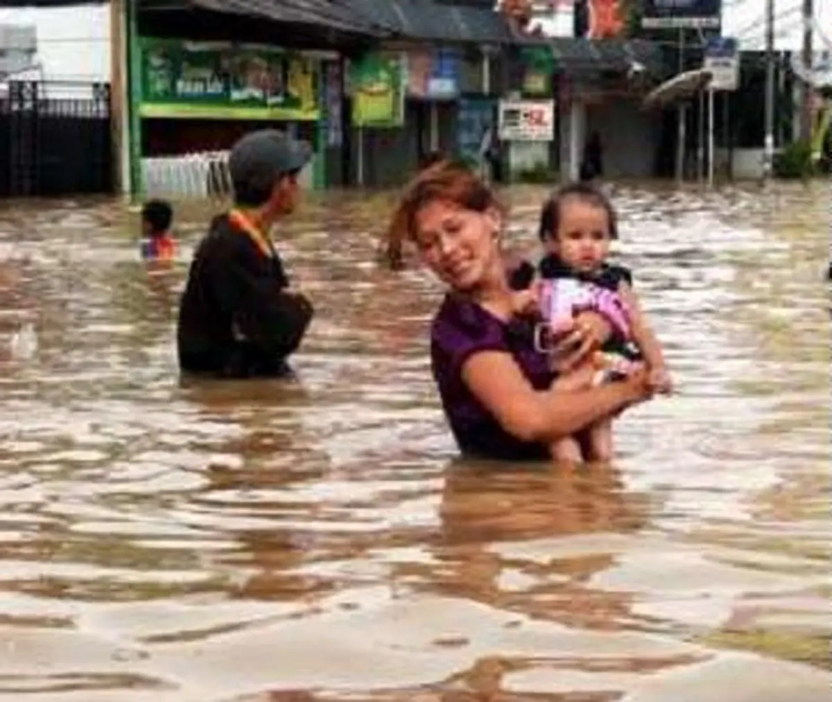 در پی وقوع سیل و رانش زمین در اندونزی، ۲۴ نفر کشته شدند