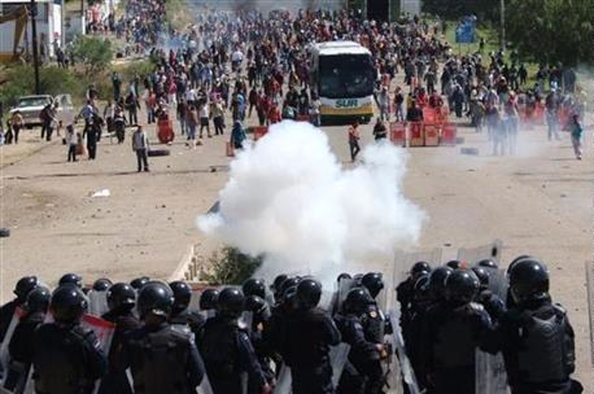۱۰۶ کشته و زخمی در درگیری پلیس با معلمان مکزیک+ تصاویر