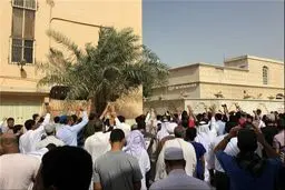 تحصن نامحدود مردم کفن‌پوش مقابل منزل شیخ قاسم + عکس