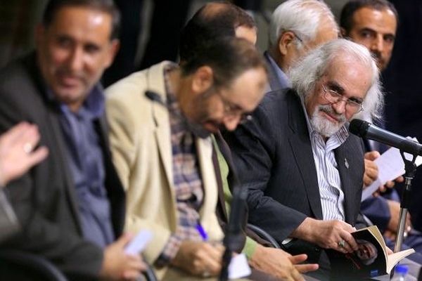 پیش از پیروزی انقلاب اسلامی همراه با رهبری در انجمن‌های ادبی قم شرکت می‌کردم