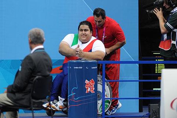 سایت کمیته بین‌المللی پارالمپیک: سیامند رحمان معادل وزن دو یخچال وزنه می‌زند