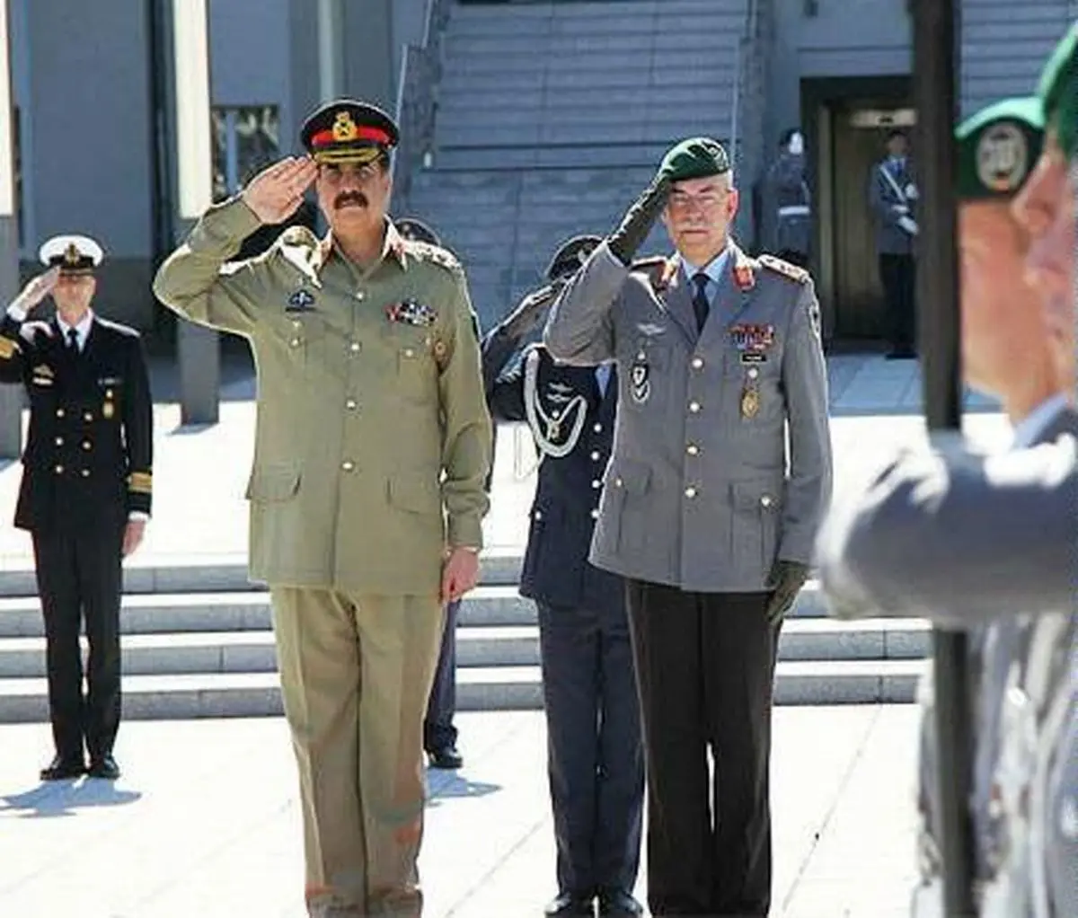دیدار فرمانده ارتش پاکستان با وزیر دفاع آلمان