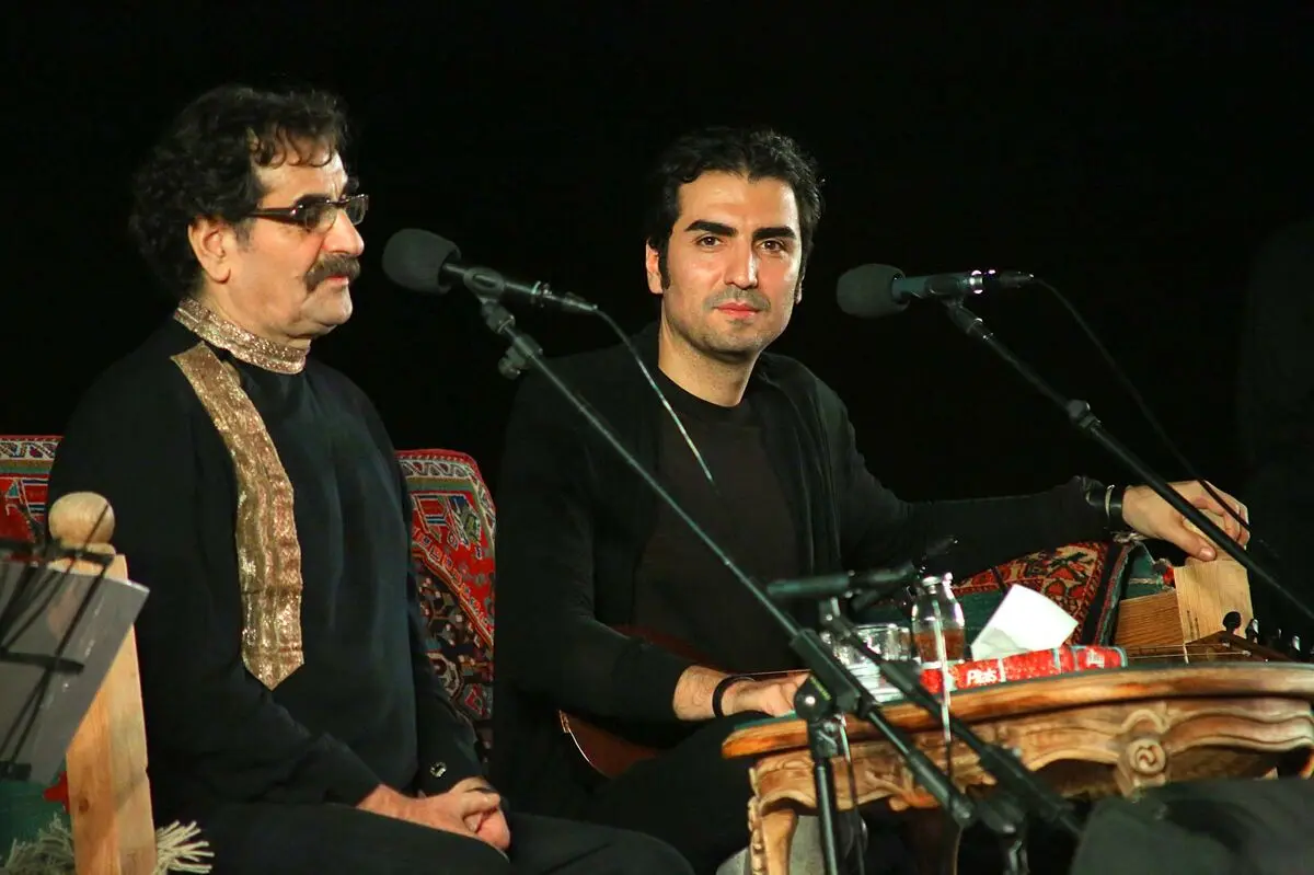 شهرام و حافظ ناظری در فضای باز برج میلاد آواز می‌خوانند