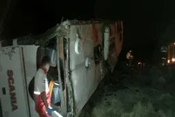 آخرین جزئیات حادثه واژگونی اتوبوس در نی‌ریز فارس/ کشته‌شدگان همگی سرباز بودند