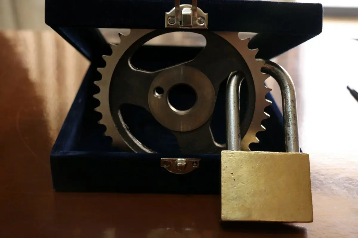 اهدای تندیس "قفل تدبیر بر تولید ملی" به اسحاق جهانگیری