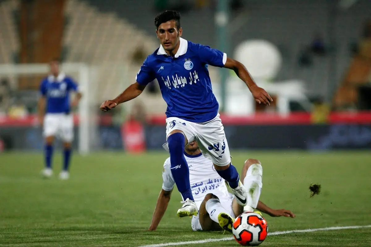 هافبک استقلال قرمزپوش شد