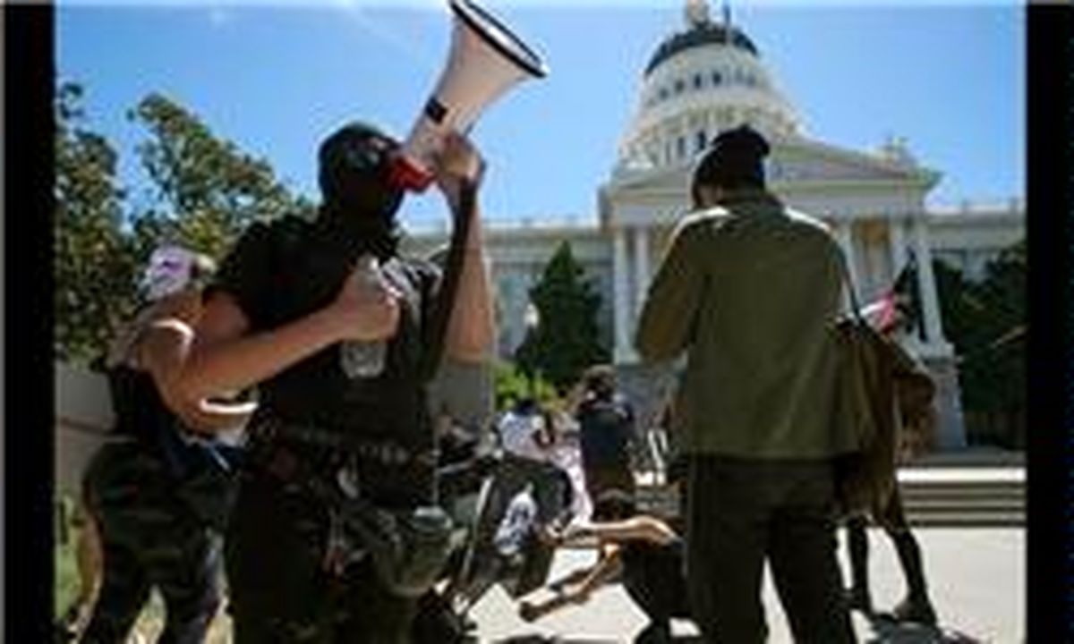 تظاهرات نژادپرستان در "کالیفرنیا"به خشونت کشیده شد