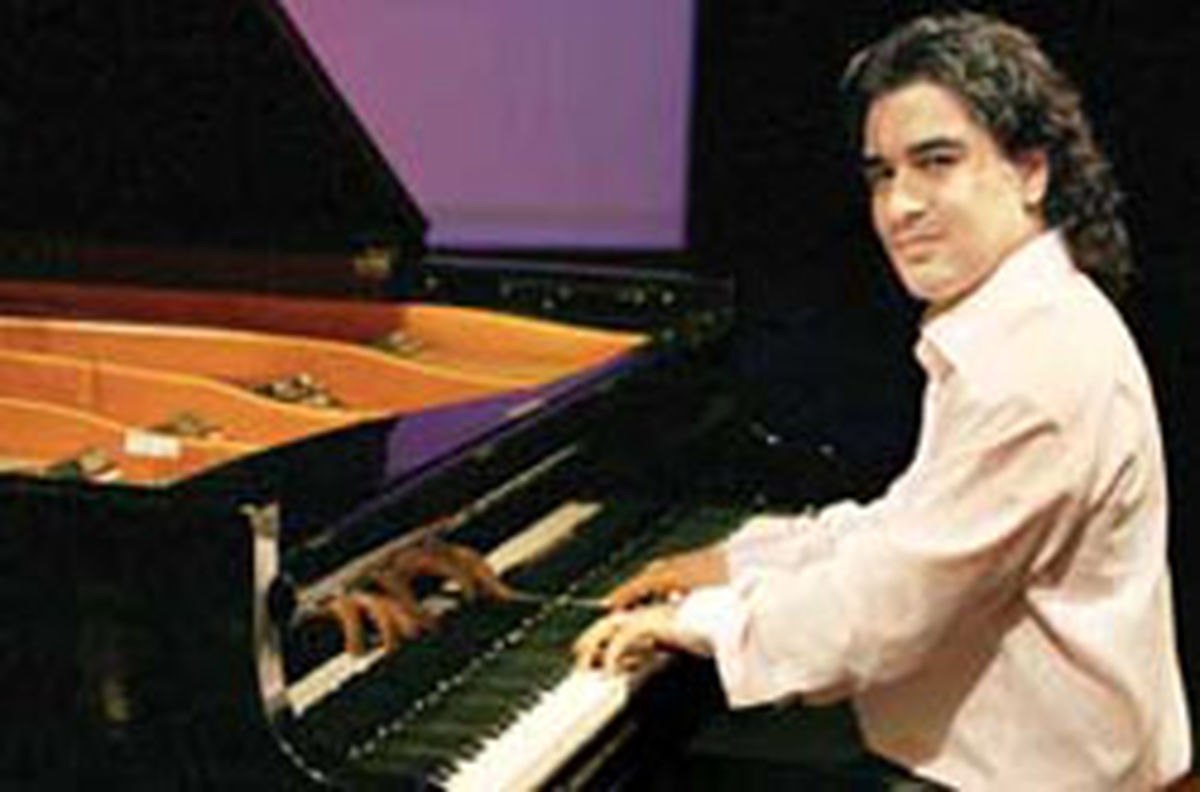 سامان احتشامی در تالار وحدت پیانو می‌نوازد