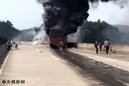 کشته و زخمی شدن ۵۵ نفر در اثر آتش‌گرفتن اتوبوس در چین