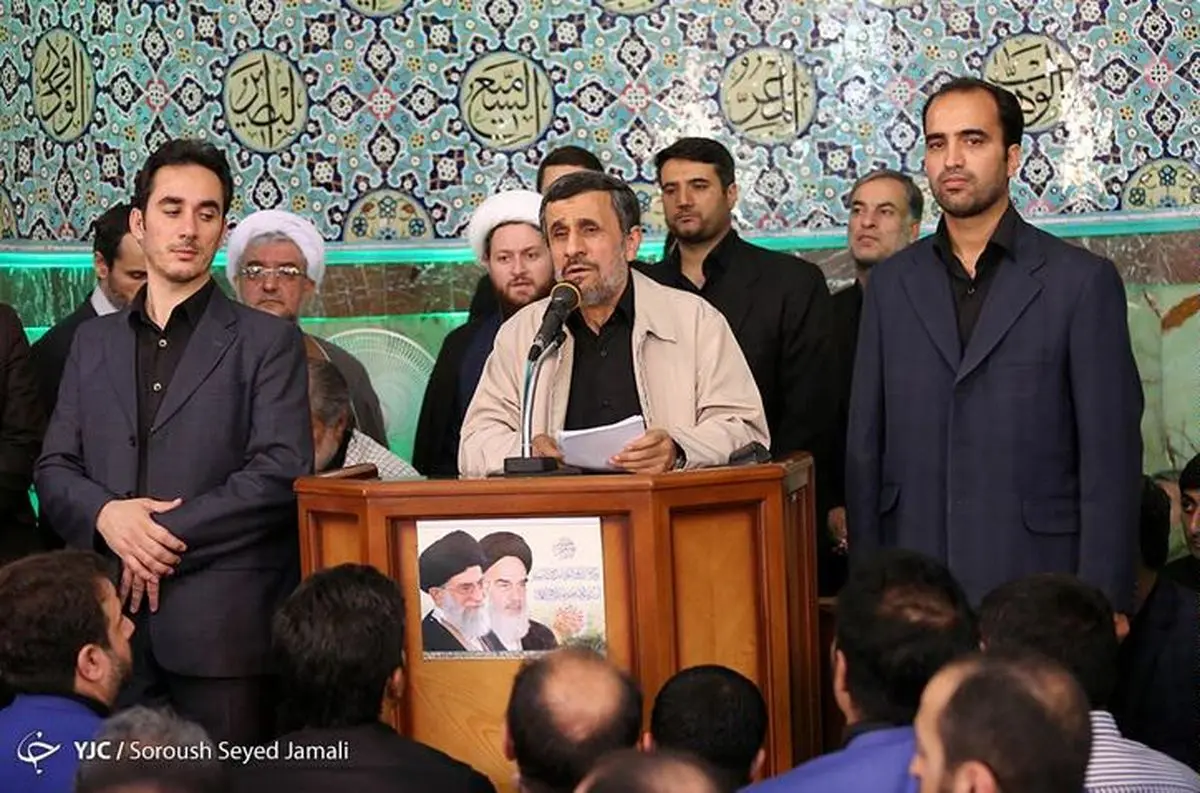 محمود احمدی نژاد ظهر امروز با حضور در مسجد جامع نارمک در جمع مردم سخنرانی کرد