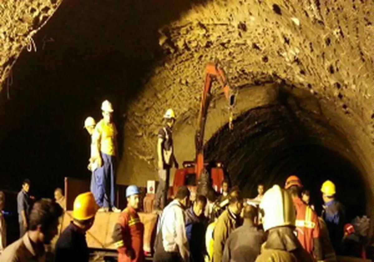 تصاویری از تلاش آتش‌نشانی برای بیرون کشیدن جسد آخرین قربانی انفجار شهران