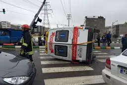 مصدومیت ۴ نفر بر اثر واژگونی آمبولانس