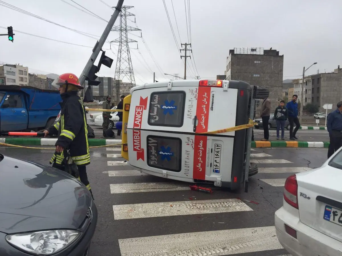 مصدومیت ۴ نفر بر اثر واژگونی آمبولانس