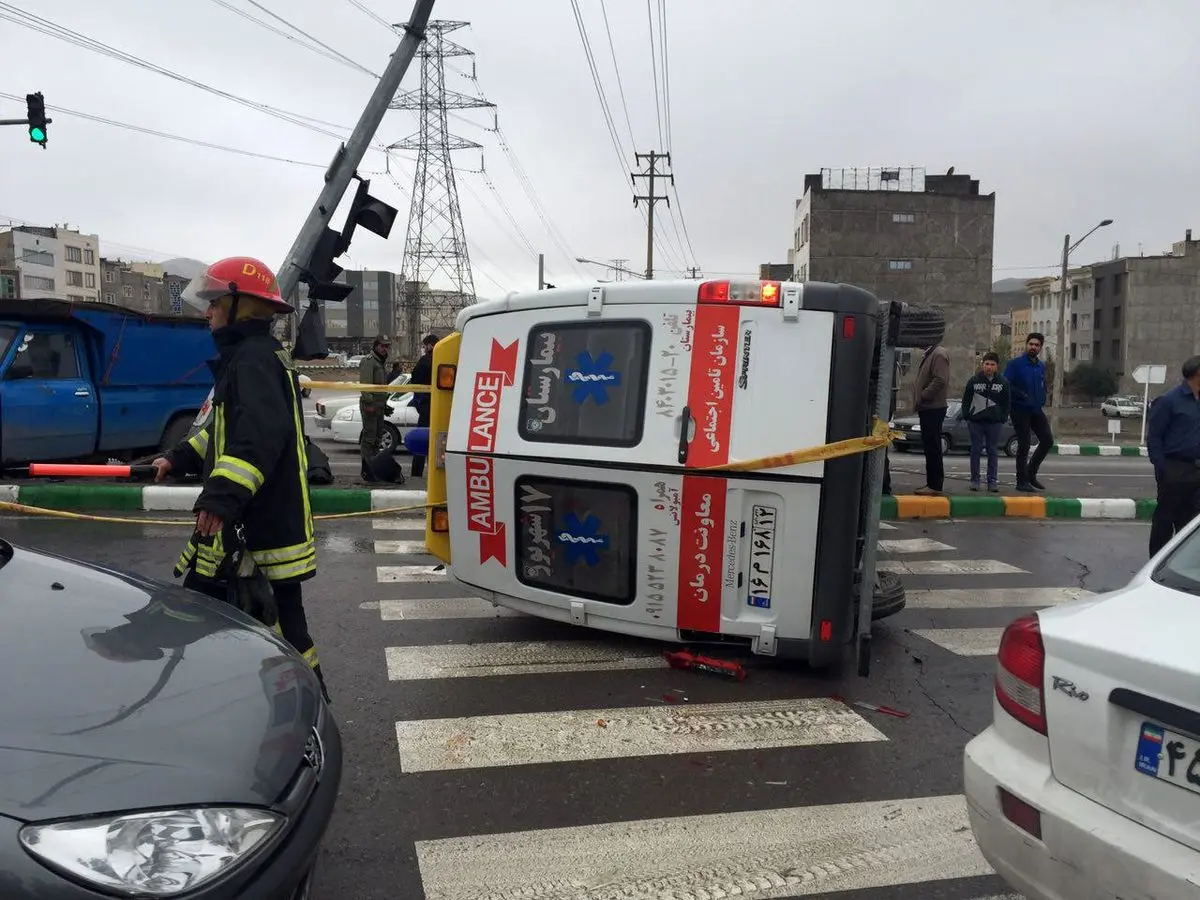 مصدومیت ۴ نفر بر اثر واژگونی آمبولانس
