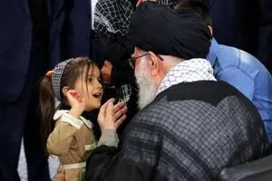 گفتگوی جالب دختر ۴ ساله شهید مدافع حرم با رهبر انقلاب + عکس