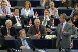 فاراژ: انگلیس آخرین عضوی نیست که اتحادیه را ترک می‌کند