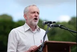 درخواست رهبران احزاب سیاسی انگلیس برای کناره‌گیری 