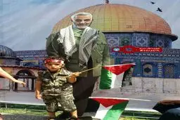 عکس یادگاری با تمثال حاج قاسم سلیمانی در حاشیه راهپیمایی روز قدس قزوین