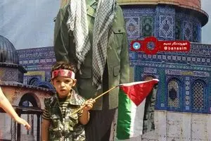 عکس یادگاری با تمثال حاج قاسم سلیمانی در حاشیه راهپیمایی روز قدس قزوین