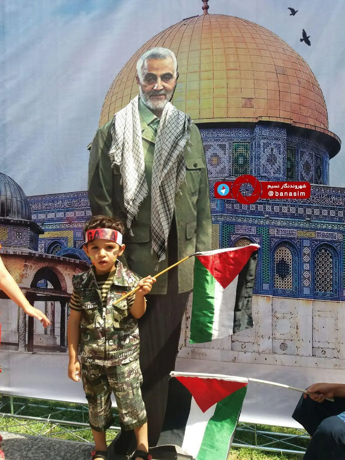 عکس یادگاری با تمثال حاج قاسم سلیمانی در حاشیه راهپیمایی روز قدس قزوین
