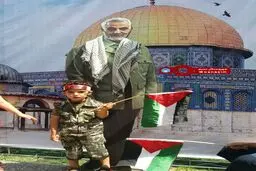 عکس یادگاری با تمثال حاج قاسم سلیمانی در حاشیه راهپیمایی روز قدس قزوین