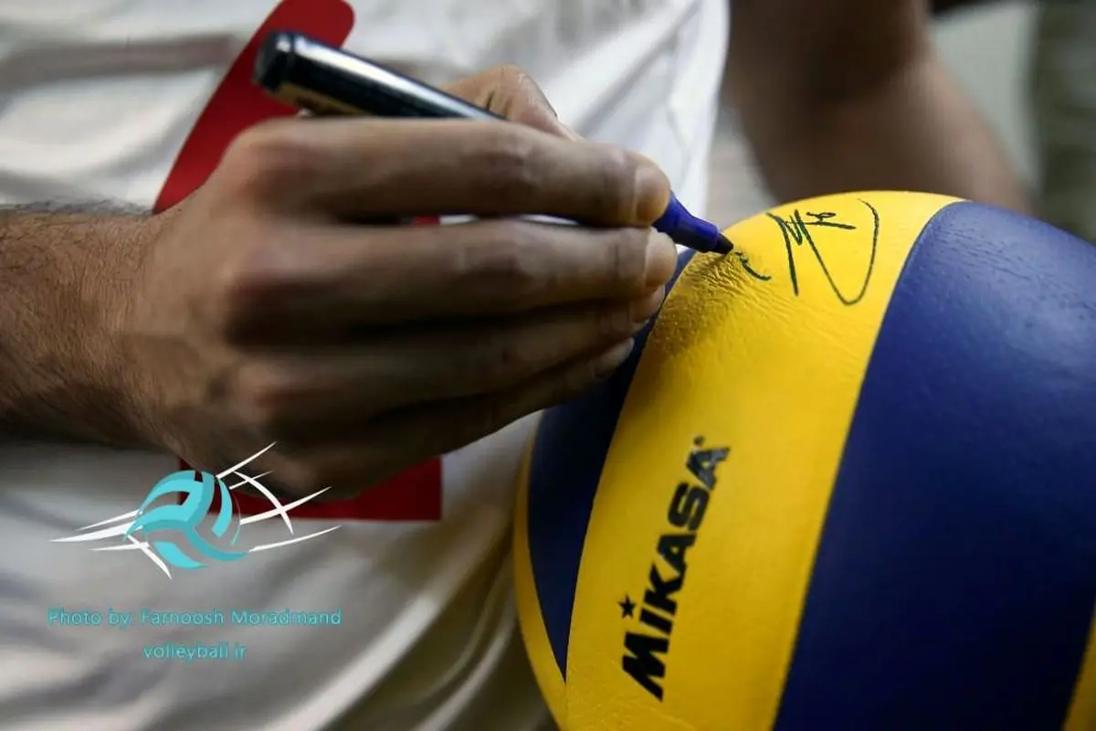 ورود ملی‌پوشان با فریاد تماشاگران/داور کارت قرمز معروف را زرد کرد