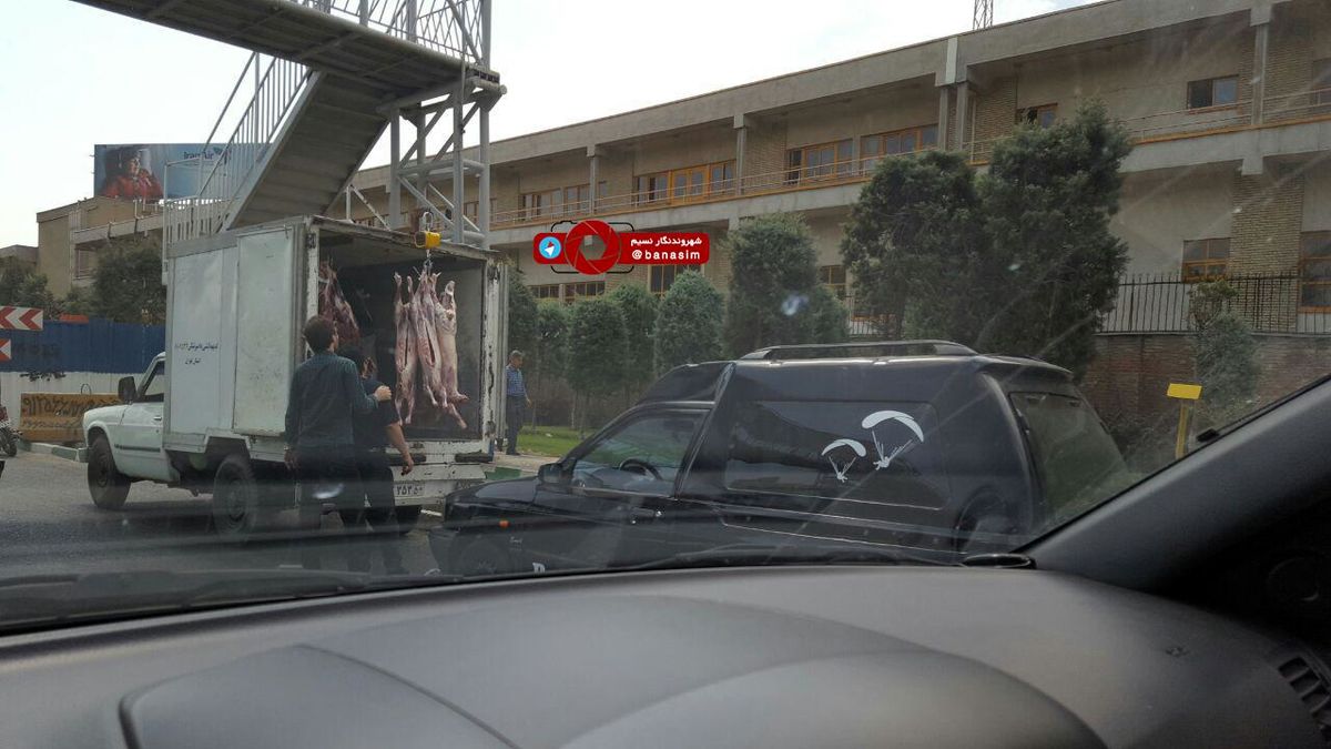 عکس خبری :: تحویل گوشت به مشتری کنار خیابان آزادی