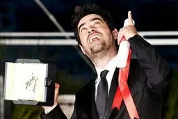 باز هم اگر جایزه‌ای بگیرم به صاحبان اصلی‌اش تقدیم می‌کنم