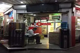 عکس خبری :: کسب و کار با رایحه تلاوت قرآن در ماه رمضان