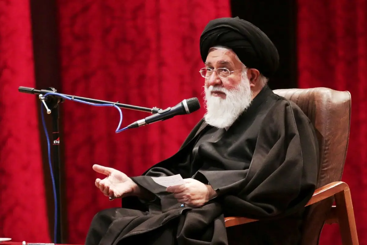 اقامه نماز عید فطر به امامت آیت‌الله علم‌الهدی در مشهد