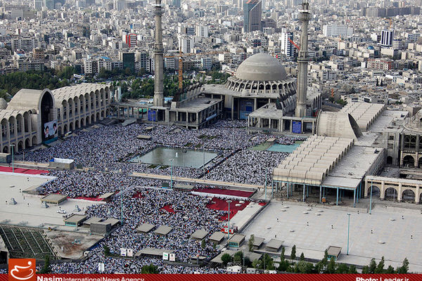 مراسم نماز عید سعید فطر از دقایقی پیش در مصلی تهران آغاز شد
