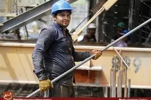 بانک‌ها به جای برج سازی به داد تولید برسند/ دولت بر نحوه پرداخت تسهیلات بانک‌ها نظارت کند