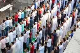 اقامه نماز عید فطر مقابل منزل آیت‎الله شیخ عیسی قاسم